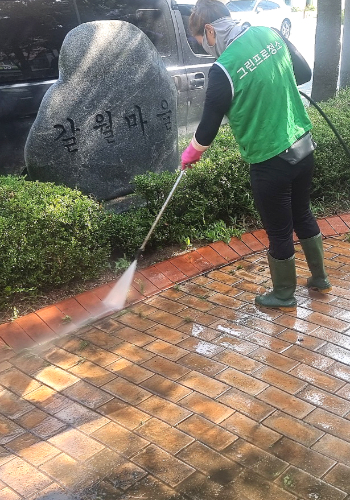 공원청소하는 중입니다.