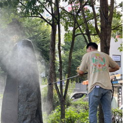 오염물질 제거 작업중입니다.